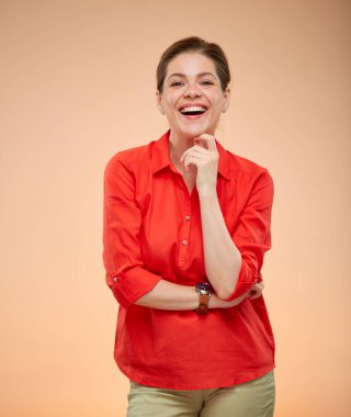 Kırmızı gömlekli, gülen genç bayan. Ayrı bir kadın stüdyo resmi..