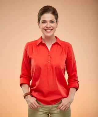 Kırmızı tişörtlü, gülümseyen genç bir kadının izole edilmiş portresi.