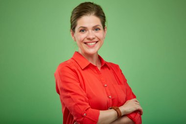 Kırmızı tişörtlü kadın, yeşil resimli..