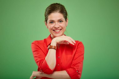 Kırmızı gömlekli yeşil elbiseli kadın. Gülümseyen kadın portresi.