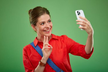 Tecrit edilmiş bir kadın toplantı, iletişim ve yeşil arka planda portre için akıllı telefon kullanıyor..