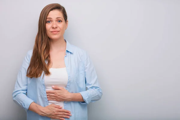 Mulher Com Dor Período Distúrbio Digestivo Retrato Isolado — Fotografia de Stock