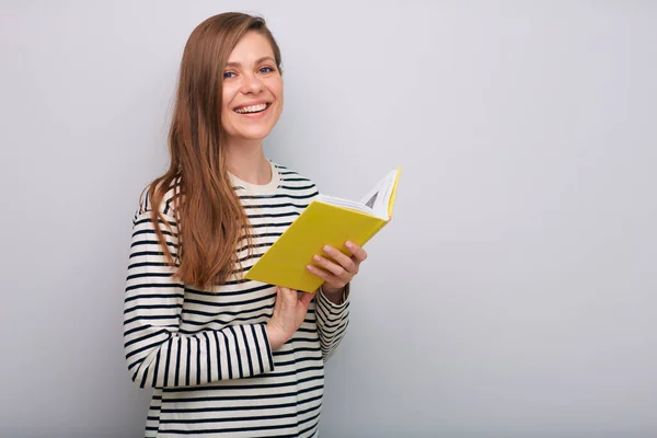 Mulher Sorridente Estudante Com Livro Amarelo Aberto Isolado Retrato — Fotografia de Stock