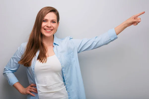 Mujer Sonriente Emocional Positiva Señalando Con Dedo Una Mano Cintura —  Fotos de Stock