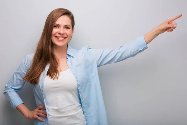 Mulher Sorridente Emocional Positivo Apontando Dedo Afastado Uma Mão Cintura — Fotografia de Stock