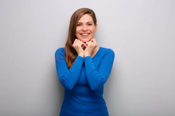 Happy Femme Portrait Isolé Sur Fond Mur Gris Cheveux Longs — Photo