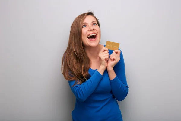 快乐的女人张开嘴拿着信用卡寻找孤立的女性画像 — 图库照片