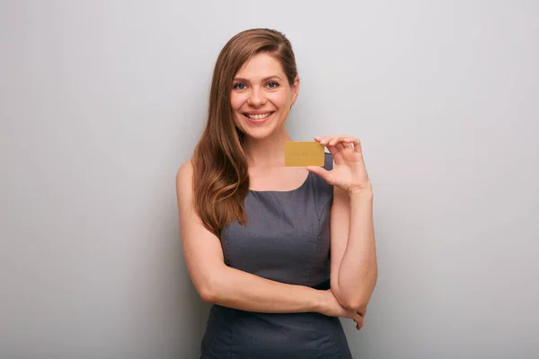 Mujer Negocios Sonriente Vestido Gris Sosteniendo Tarjeta Oro Para Crédito —  Fotos de Stock