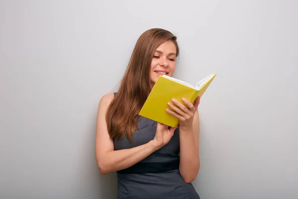 Lachende Student Vrouw Jurk Lezen Boek Geïsoleerde Vrouwelijke Zakelijke Persoon — Stockfoto