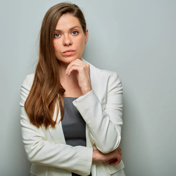Σκέφτομαι Μια Σοβαρή Επιχειρηματίας Λευκό Κοστούμι Απομονωμένη Γυναικεία Προσωπογραφία — Φωτογραφία Αρχείου