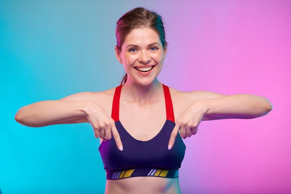 Spor Giyim Kuşamında Gülümseyen Sporcu Kadın Parmağını Aşağı Kaldırıyor Neon — Stok fotoğraf