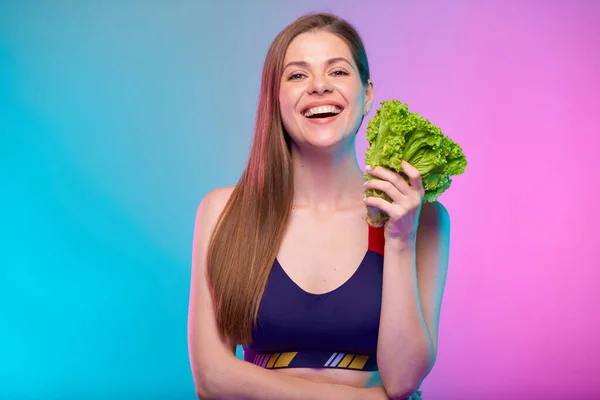 Spor Sütyen Giymiş Yeşil Salata Salatası Tutan Gülümseyen Bir Kadın — Stok fotoğraf