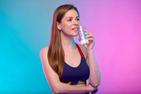 Mujer Deportiva Sonriente Ropa Deportiva Bebiendo Agua Mirando Hacia Otro — Foto de Stock