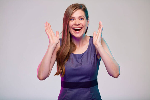 Счастливая изумленная деловая женщина с поднятыми руками, изолированный портрет.