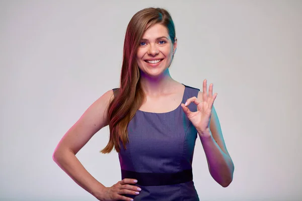 Uśmiechnięta Bizneswoman Pokazuje Zero Zero Symbolu Odosobniony Portret — Zdjęcie stockowe