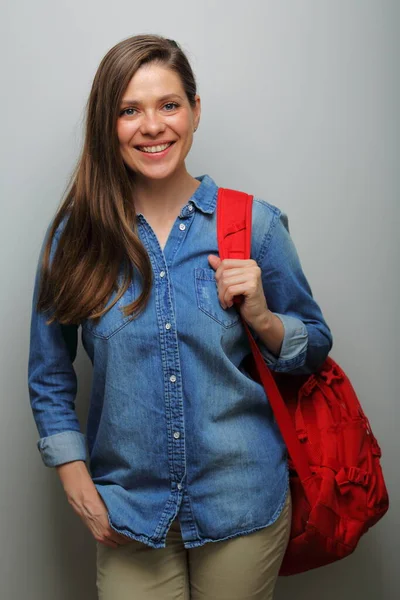 Vuxen Kvinna Student Stående Med Röd Ryggsäck Isolerat Porträtt Mot — Stockfoto