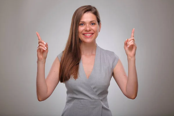 孤立したビジネス女性の肖像画 指を指す笑顔ビジネス人 教師または大人の学生 — ストック写真