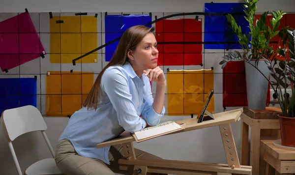 Mulher Designer Estudante Aprendizagem Sala Aula Com Paleta Cores Parede — Fotografia de Stock