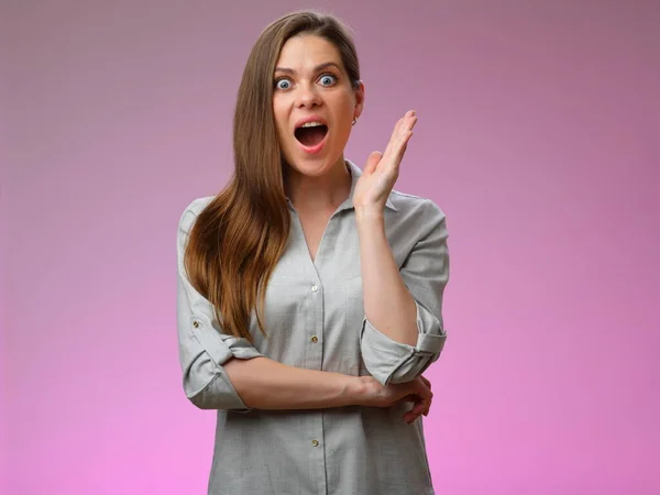 Emotionele Verrassende Vrouw Grijs Shirt Geïsoleerd Vrouwelijk Portret Roze — Stockfoto