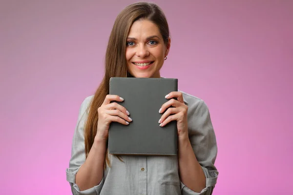 Mulher Sorridente Professora Estudante Segurando Livro Frente Retrato Feminino Isolado — Fotografia de Stock