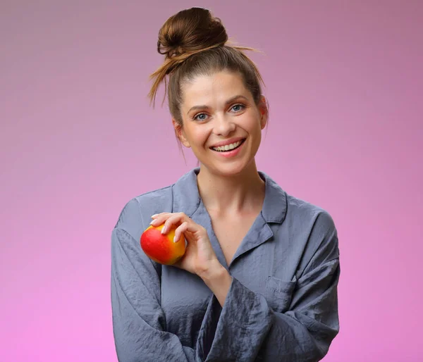 Mujer Sonriente Pijama Vestida Sosteniendo Manzana Aislada Retrato Cara Femenina — Foto de Stock