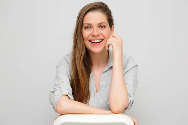 Uśmiechnięta Kobieta Siedzi Krześle Kładzie Ręce Plecach Dotykając Jej Podbródka — Zdjęcie stockowe