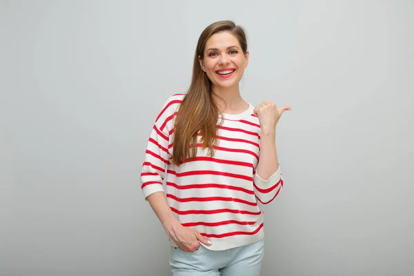 Mulher Sorridente Apontando Para Longe Com Polegar Isolado Retrato Estúdio — Fotografia de Stock