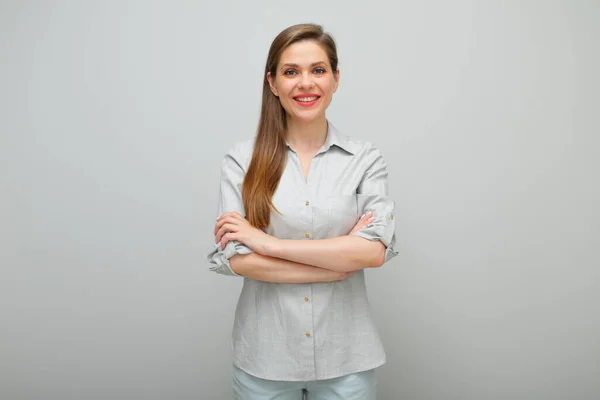 Mujer Sonriente Pie Con Los Brazos Cruzados Retrato Aislado Del —  Fotos de Stock