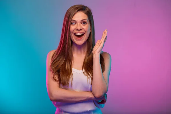 Mujer Sonriente Feliz Con Una Mano Arriba Retrato Con Luces — Foto de Stock