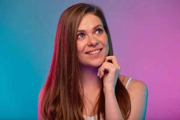 Gülümseyen Kadın Neon Işıkların Renk Efektiyle Yüz Portresine Bakıyor Neon — Stok fotoğraf