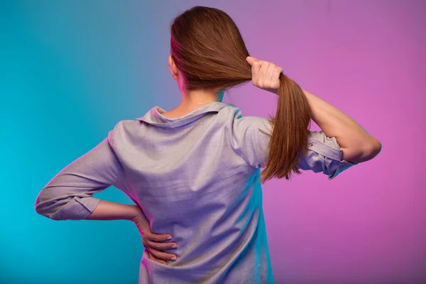 Kobieta Rozciągnąć Swoje Długie Włosy Portret Neonów Światła Efekt Kolorów — Zdjęcie stockowe