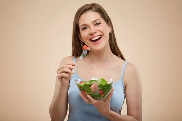 Glimlachende Vrouw Eet Klassiek Vegetarisch Eten Groene Salade Geïsoleerd Vrouwelijk — Stockfoto