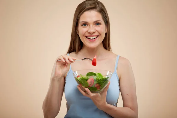 Glimlachende Vrouw Eet Salade Geïsoleerd Vrouwelijk Portret — Stockfoto