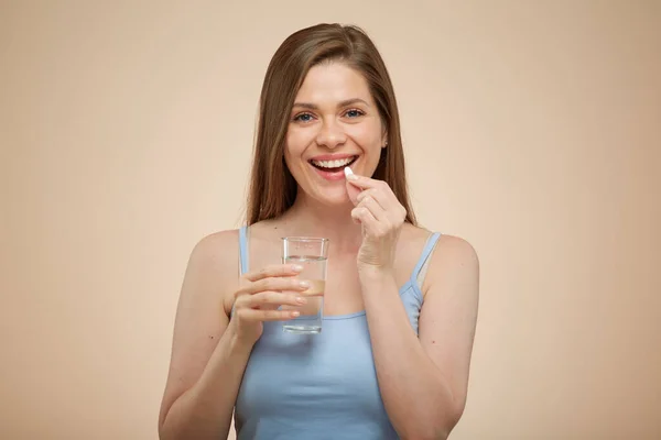 Uśmiechnięta Kobieta Jedząca Pigułki Trzymająca Szklankę Wody Odizolowany Portret Kobiety — Zdjęcie stockowe