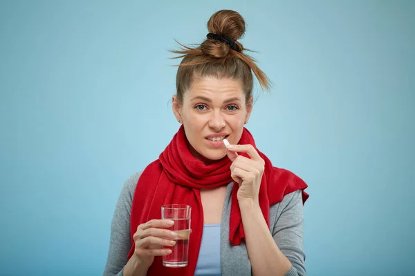 Sjuk Kvinna Äter Droger Med Avsky Avsky Isolerat Kvinnligt Porträtt — Stockfoto