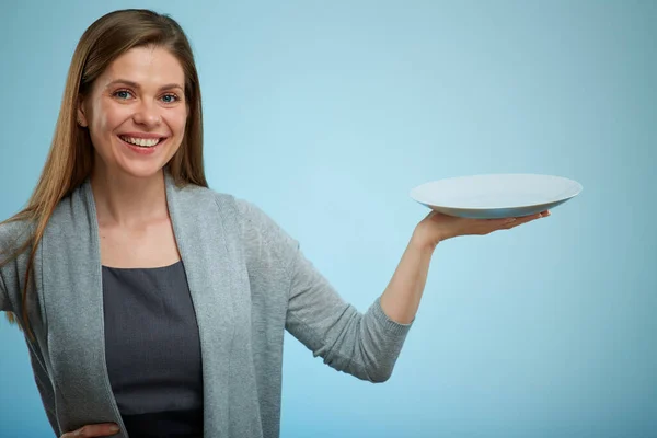 Mujer Sonriente Con Plato Vacío Retrato Aislado — Foto de Stock