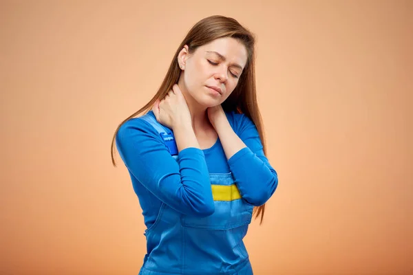 産業傷害の概念 青い服を着た女性労働者が首に痛みを感じます 孤立した女性の肖像 — ストック写真