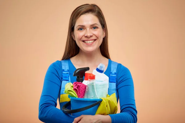 Mavi Tulumlu Gülümseyen Kadın Kovada Temizlik Ürünleri Taşıyor Kahverengi Arkaplanda — Stok fotoğraf