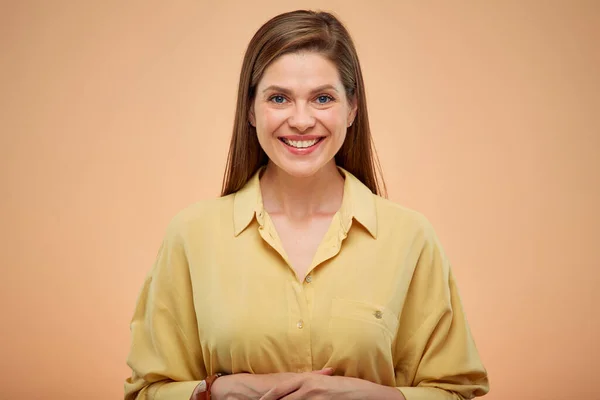 Sorrindo Jovem Senhora Camisa Amarela Com Mãos Dobradas Isolado Retrato — Fotografia de Stock