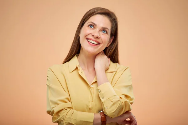 Glimlachende Dromend Vrouw Zoek Omhoog Geïsoleerd Portraat Studio Gele Achtergrond — Stockfoto