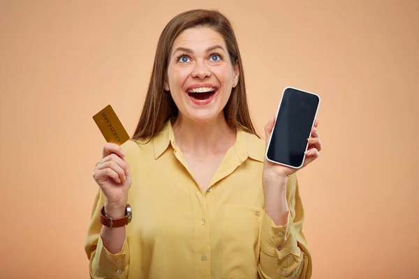 Mutlu Duygusal Kadın Elinde Akıllı Telefon Kredi Kartıyla Stüdyonun Sarı — Stok fotoğraf