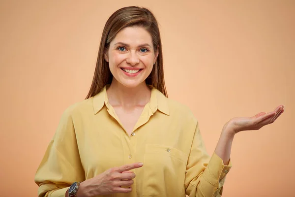 Jovencita Sonriente Sosteniendo Mano Vacía Señalando Con Dedo Retrato Aislado —  Fotos de Stock