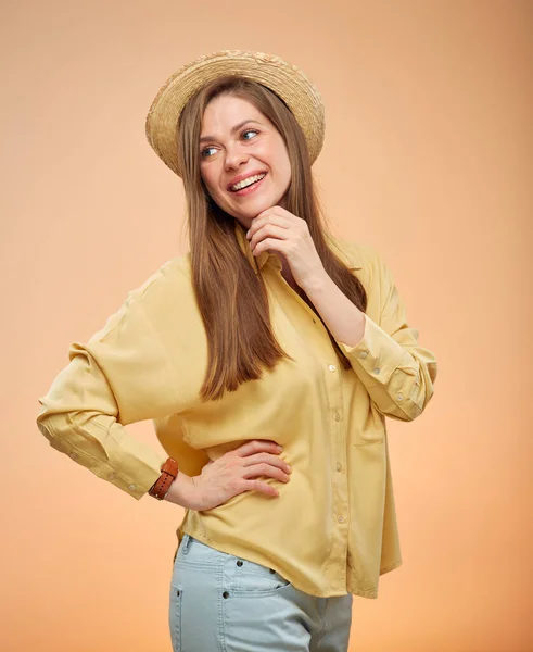 幸せな感情的な女性に戻る肩を見て 黄色の背景に孤立した肖像画 夏の帽子の若い女性 — ストック写真