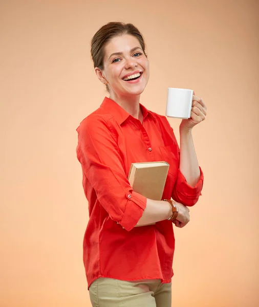 Izolovaný Portrét Usmívající Učitelky Nebo Studentky Držící Knihu Bílý Pohár — Stock fotografie