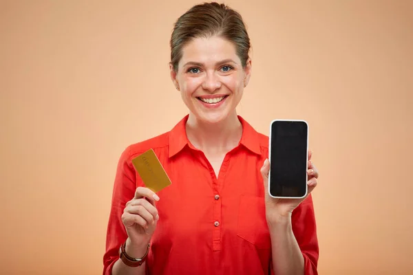 Izolovaný Portrét Usměvavé Podnikatelky Držící Kreditní Kartu Smartphone — Stock fotografie