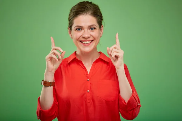 Mulher Sorridente Verde Camisa Vermelha Apontando Dedo Espaço Cópia Sorrindo — Fotografia de Stock