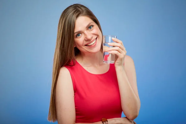 Giovane Signora Sorridente Vetro Acqua Rosso Ritratto Isolato Sfondo Blu — Foto Stock