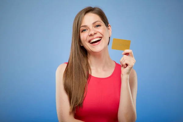 Mujer Sonriente Con Vestido Rojo Sosteniendo Tarjeta Crédito Retrato Persona — Foto de Stock