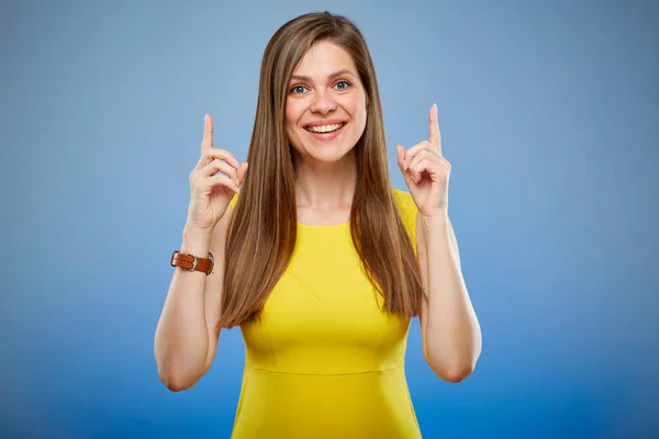 Mujer Sonriendo Señalando Con Dedo Hacia Arriba Retrato Femenino Aislado —  Fotos de Stock