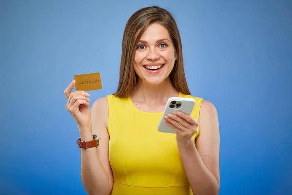 Frau Lächelt Und Hält Smartphone Mit Kreditkarte Der Hand Vereinzeltes — Stockfoto